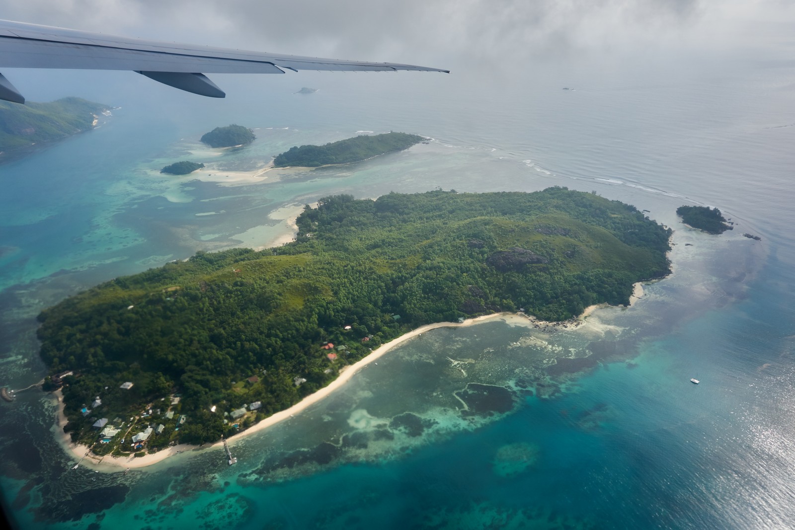 Сейшельские острова из окна самолета