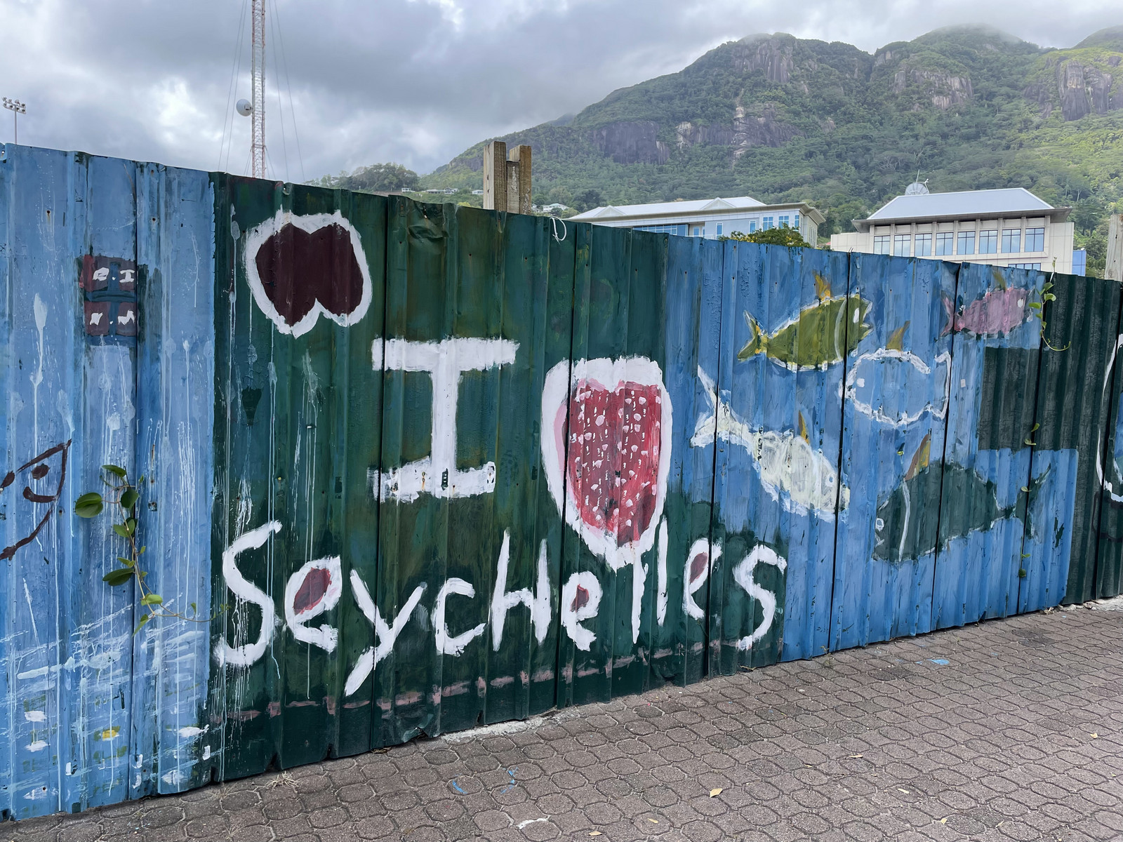 забор с граффити на Сейшелах